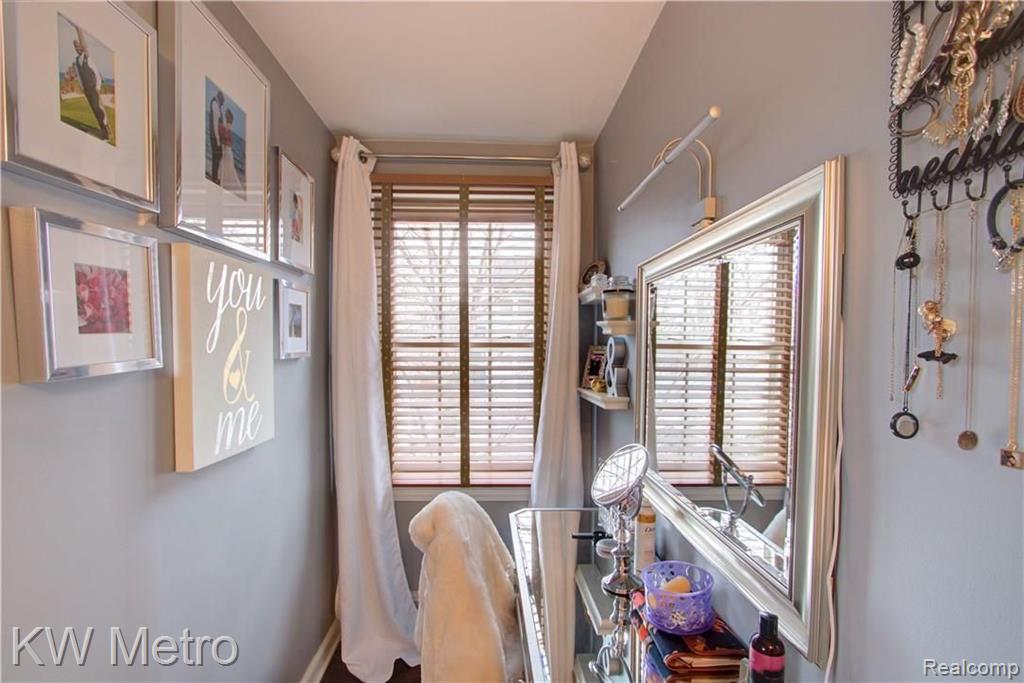 1800 Hampton Road Grosse Pointe Woods, MI 48236 - Photo 9 of 35