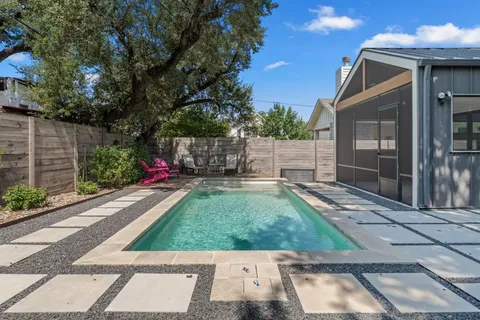 a view of a yard of the house