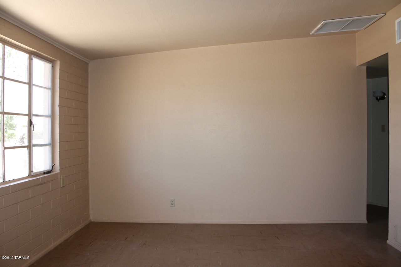613 West Limberlost Drive Tucson, AZ 85705 - Photo 2 of 20