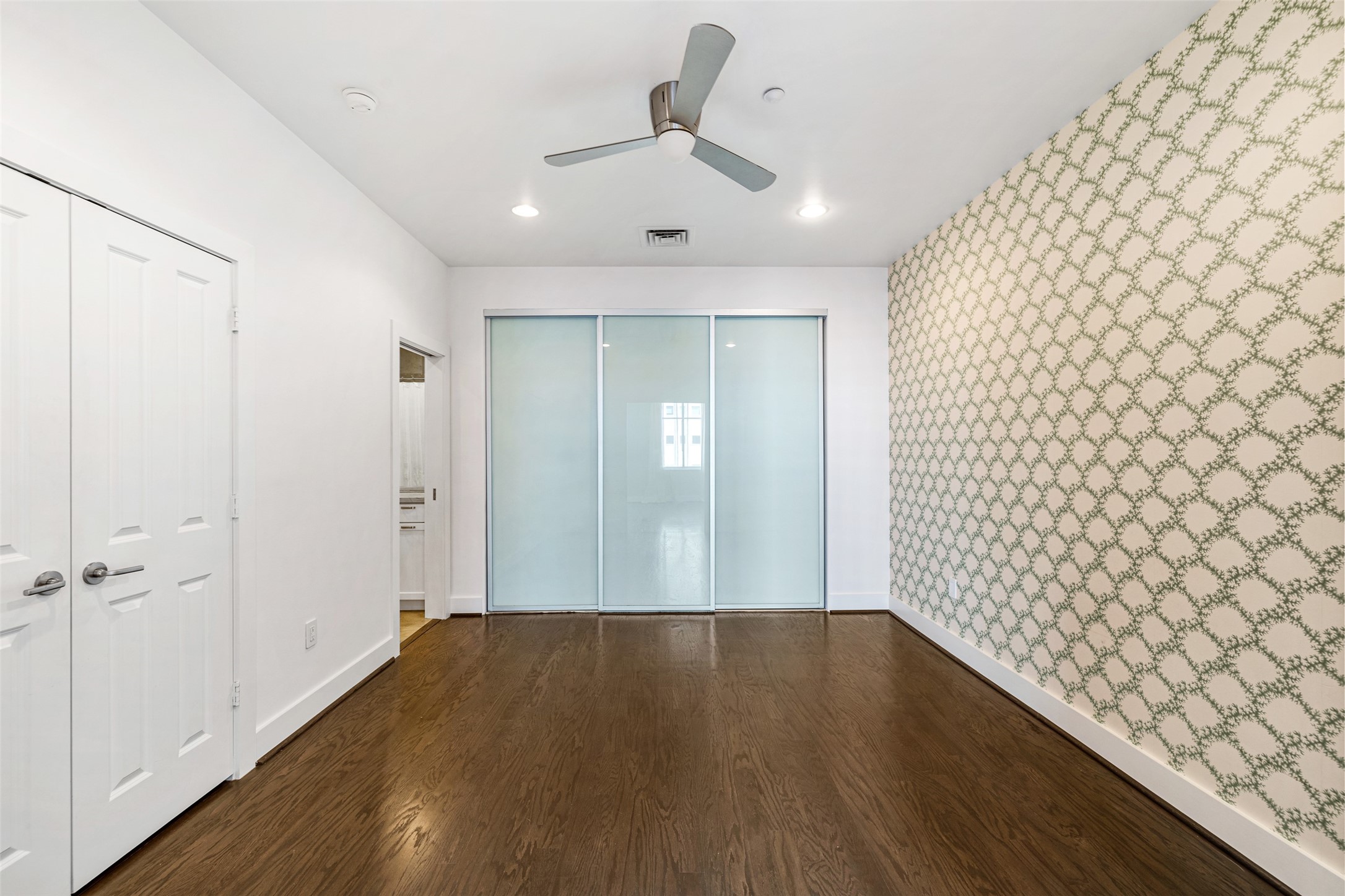 914 Main Street, Unit 1201 Houston, TX 77002 - Photo 28 of 36 a view of an empty room and wooden floor