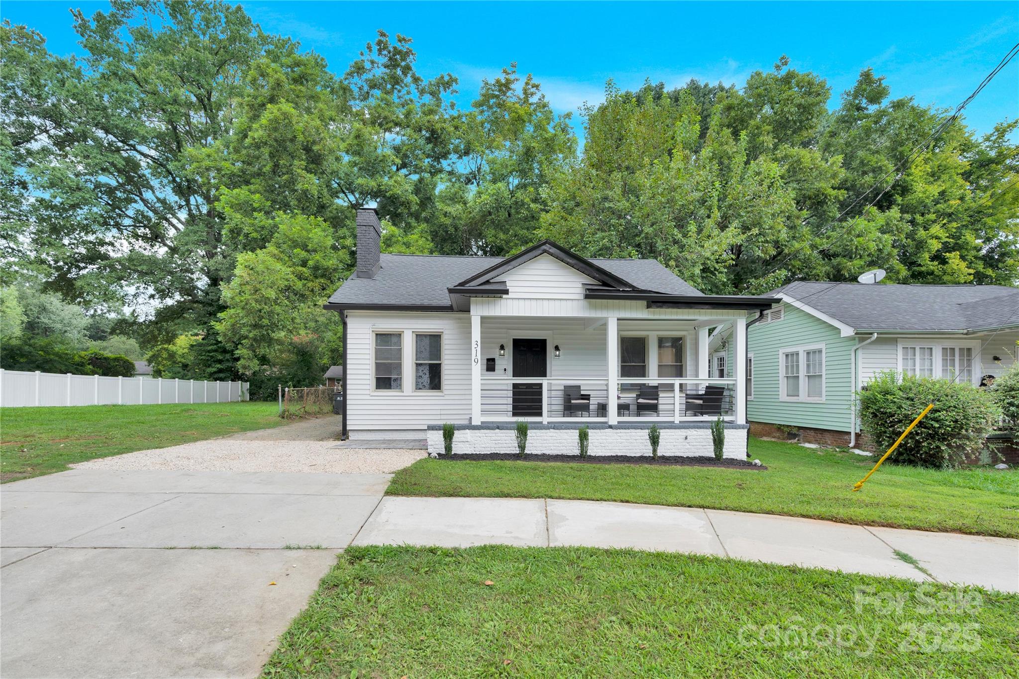 319 North Hoskins Road Charlotte, NC 28216 - Photo 1 of 17