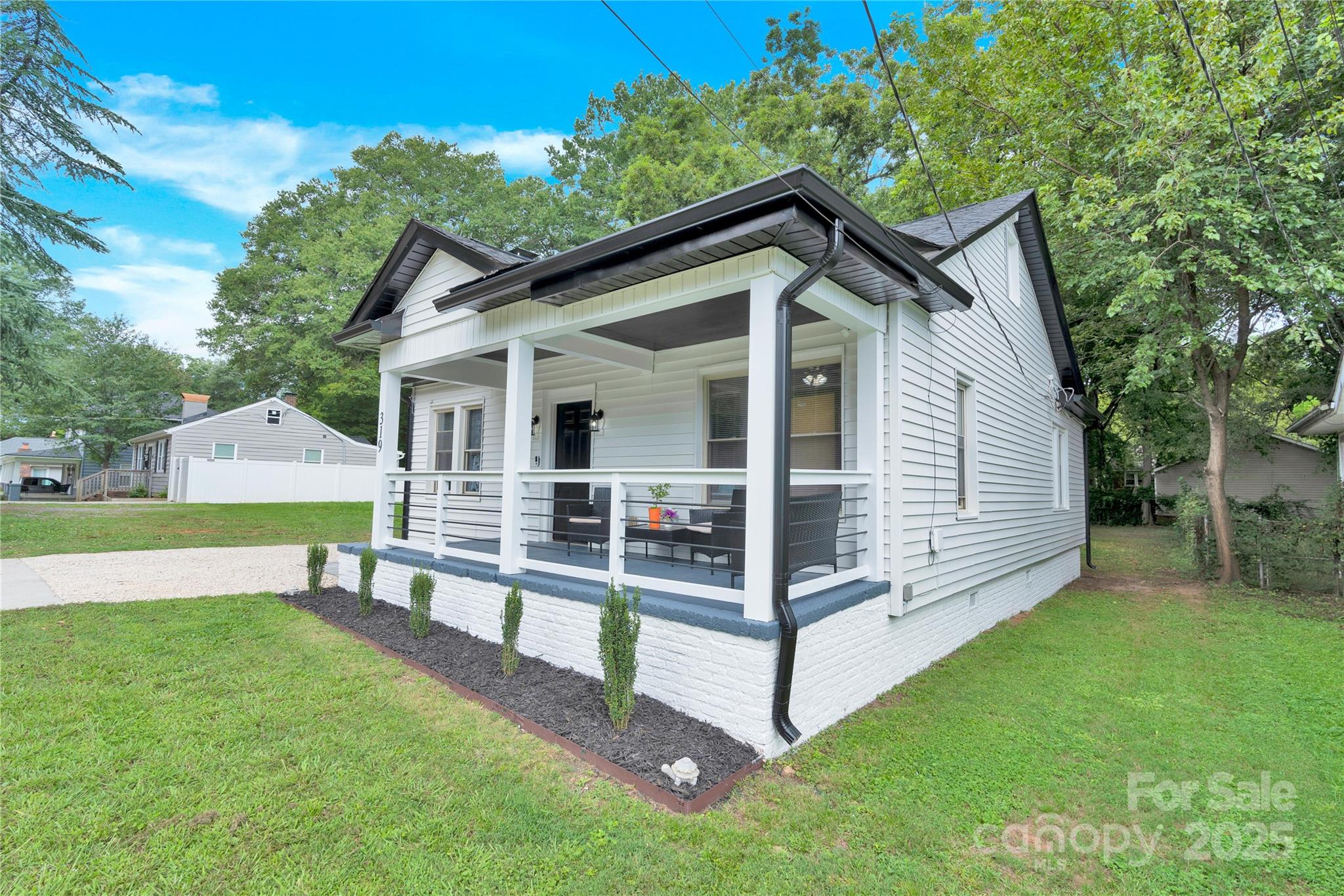 319 North Hoskins Road Charlotte, NC 28216 - Photo 2 of 17