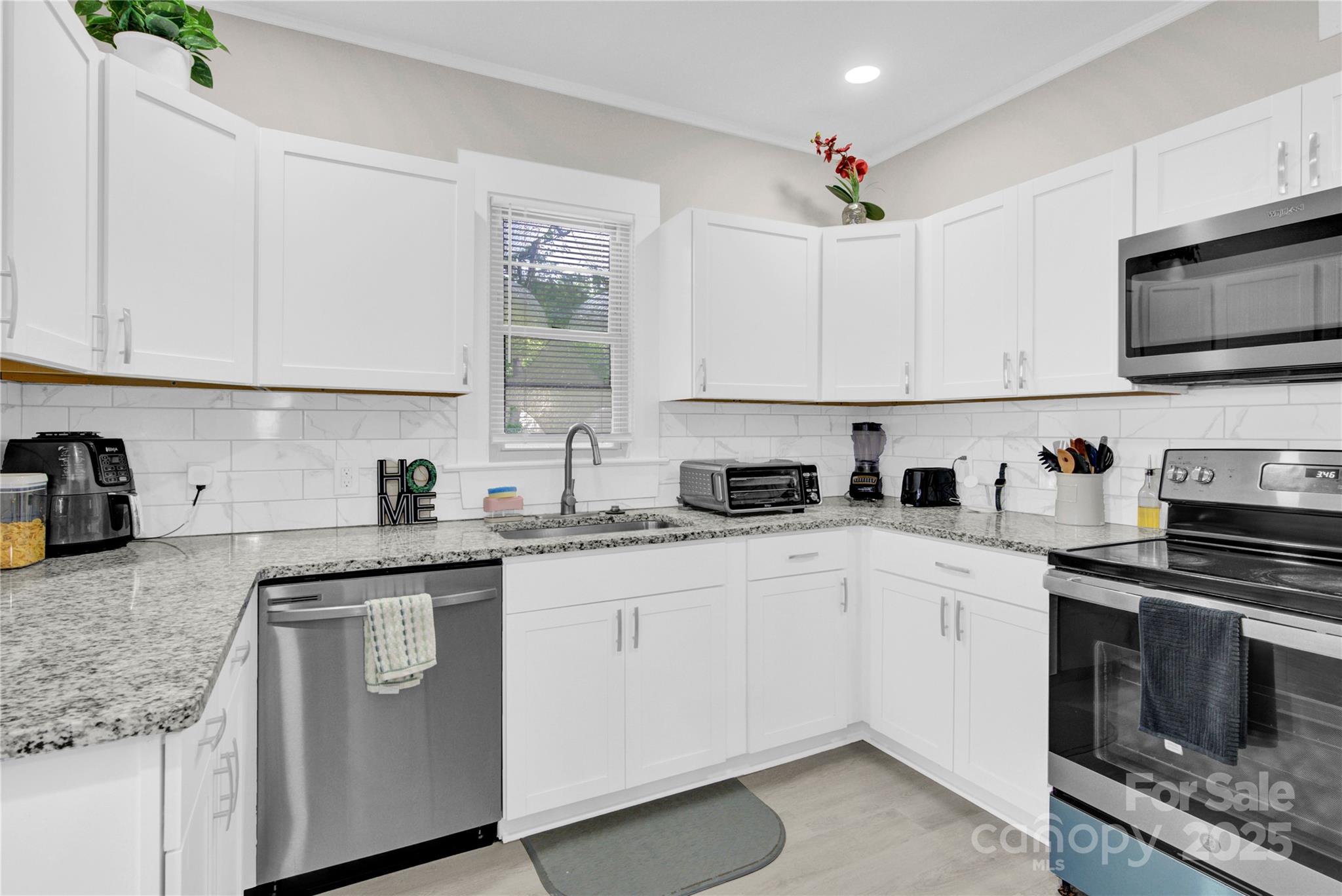 319 North Hoskins Road Charlotte, NC 28216 - Photo 9 of 17
