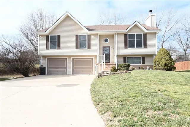 $285,000 | 7300 Chaddy Circle, Pleasant Valley, MO 64068