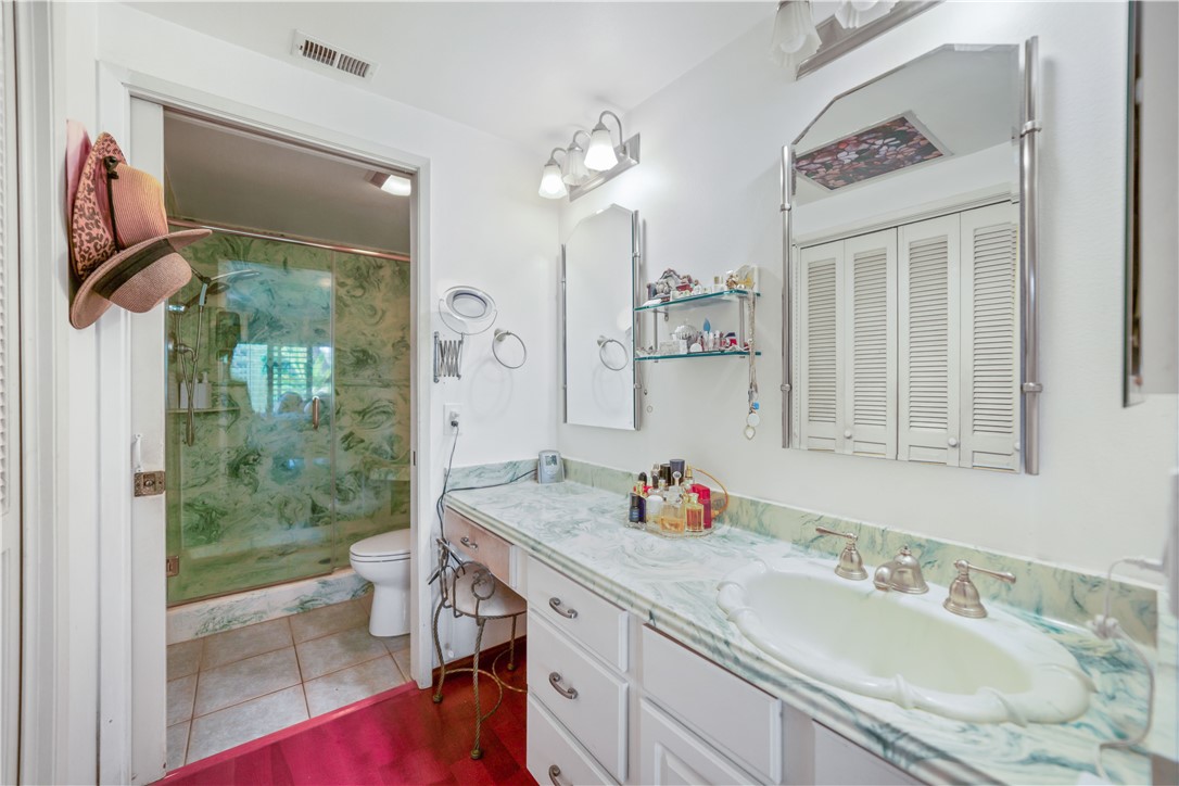 642 Vía Zapata Riverside, CA 92507 - Photo 16 of 28 Primary Bath