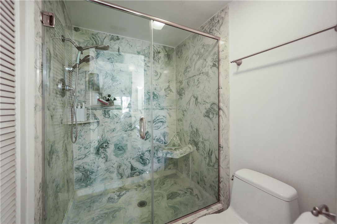 642 Vía Zapata Riverside, CA 92507 - Photo 17 of 28 Primary Bath