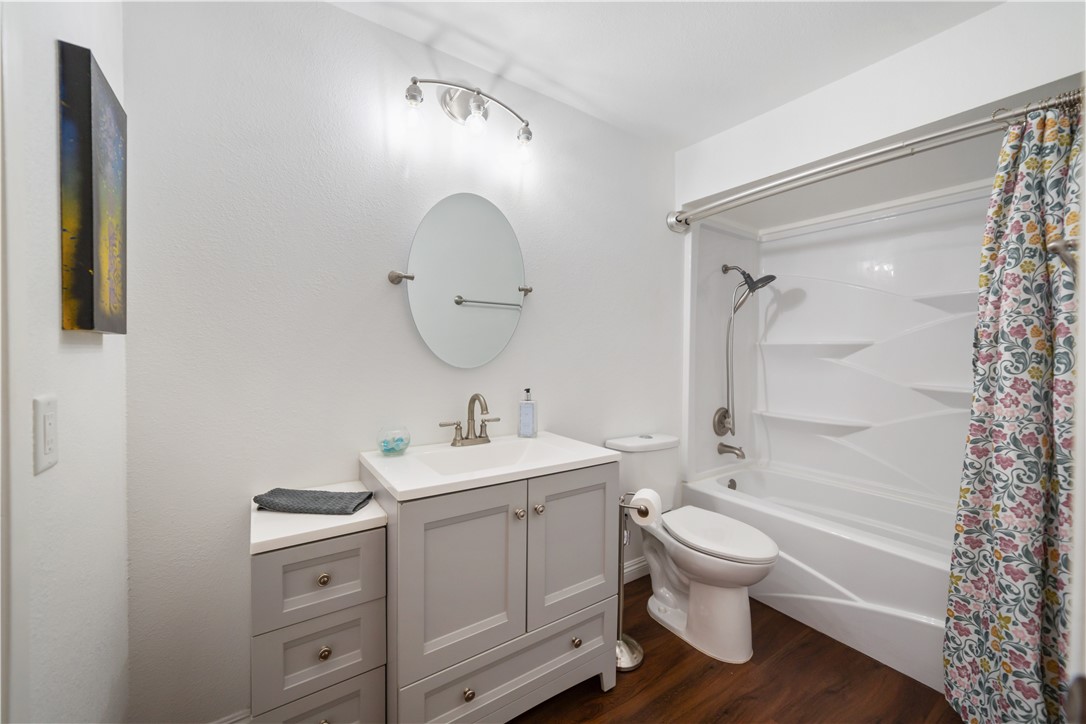 642 Vía Zapata Riverside, CA 92507 - Photo 20 of 28 Second Level: Full Bath