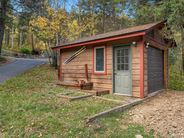 a view of front of a house with a yard