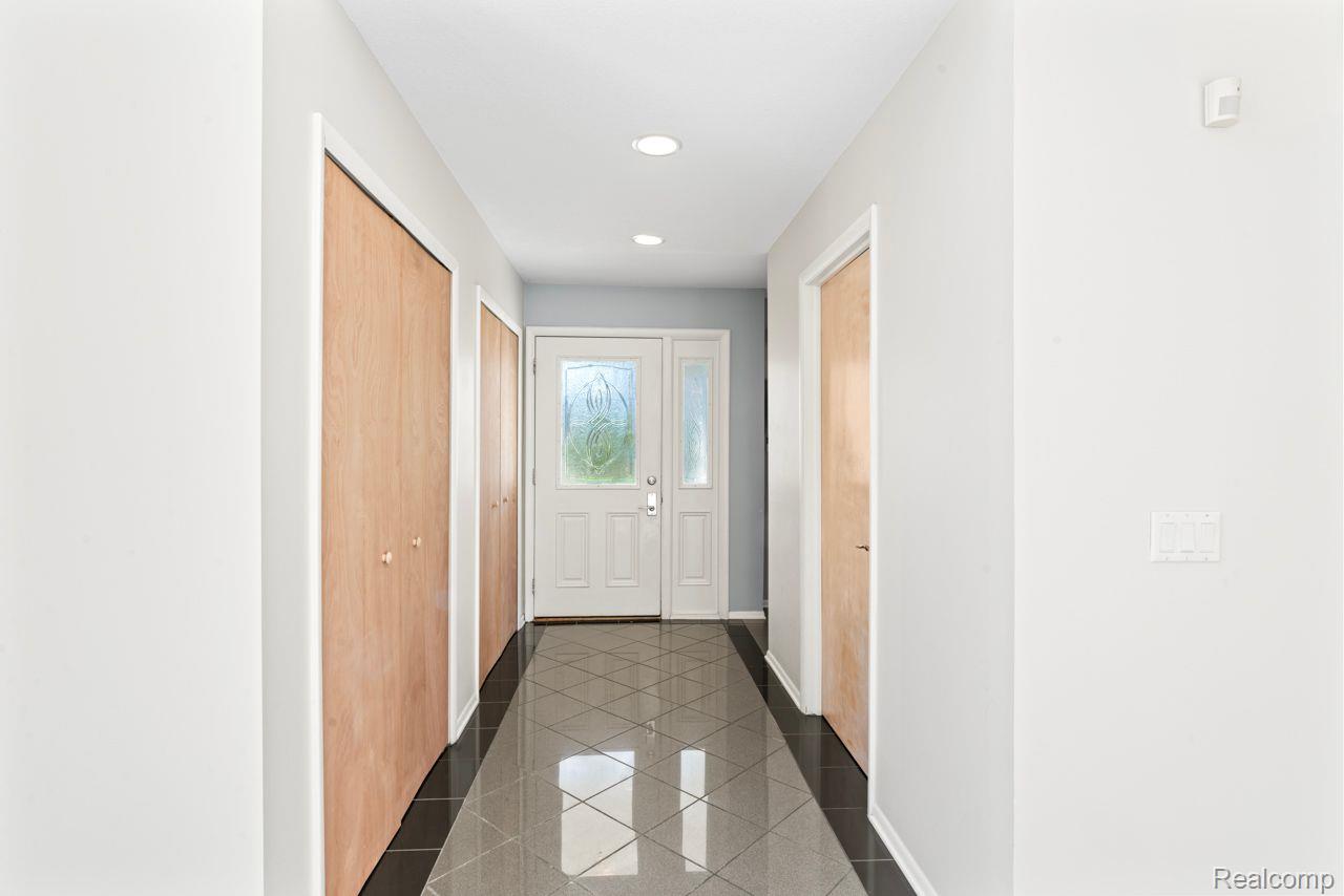 2076 South Long Lake Road Fenton, MI 48430 - Photo 4 of 53