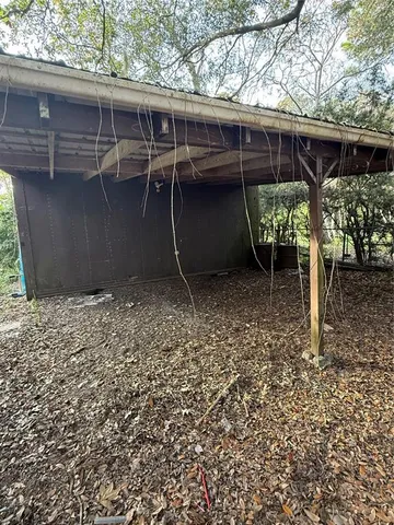 a view of a backyard