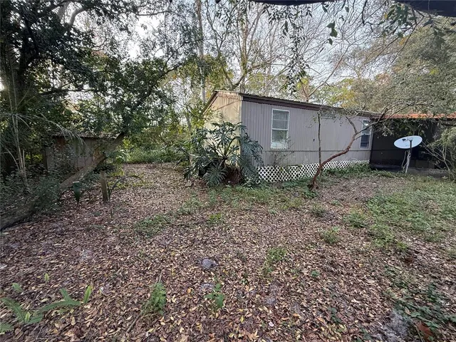 a view of a backyard