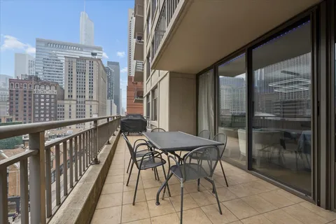 $699,900 | 630 North State Street, Unit 904, Chicago, IL 60654