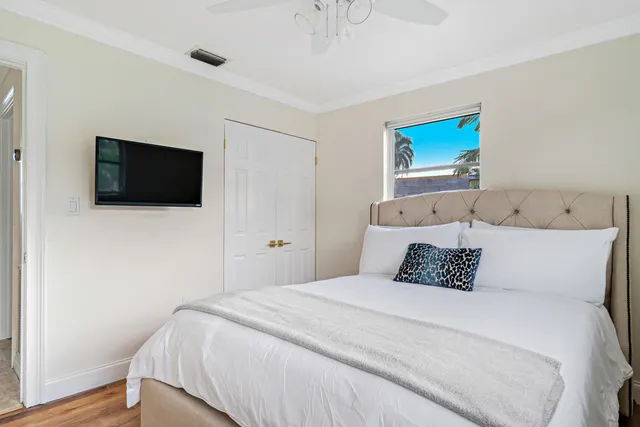 a black and white photo of a picture