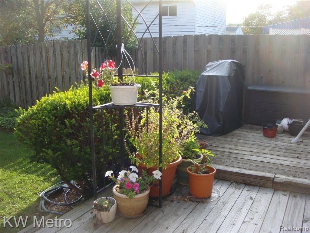 155 Manor Way Rochester, MI 48309 - Photo 15 of 16 Private Tiered Deck