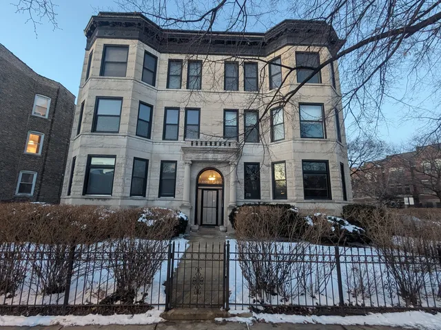 $425,000 | 1402 West Belle Plaine Avenue, Unit 2, Chicago, IL 60613