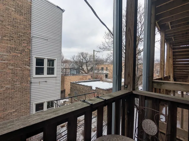 $425,000 | 1402 West Belle Plaine Avenue, Unit 2, Chicago, IL 60613