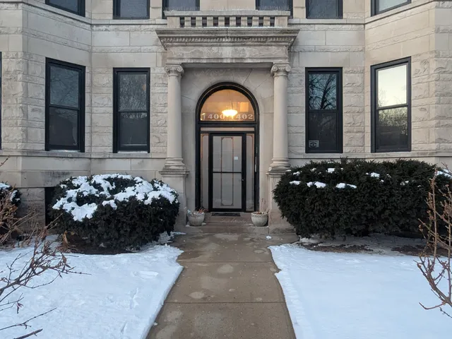 $425,000 | 1402 West Belle Plaine Avenue, Unit 2, Chicago, IL 60613