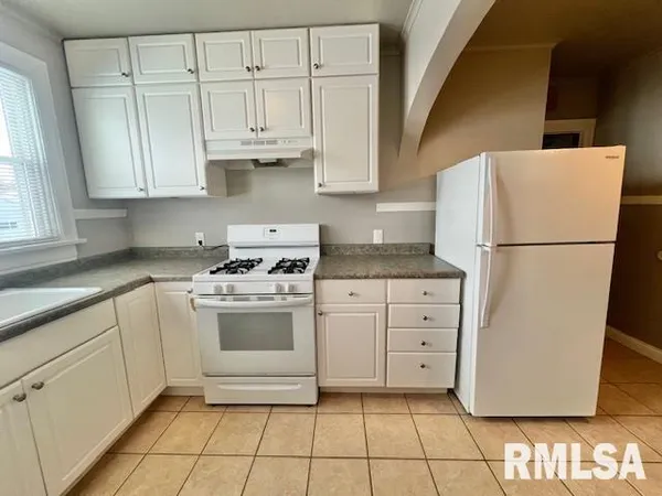 $1,000 | 2133 North Division Street, Davenport, IA 52804