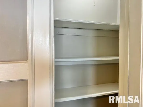 $1,000 | 2133 North Division Street, Davenport, IA 52804