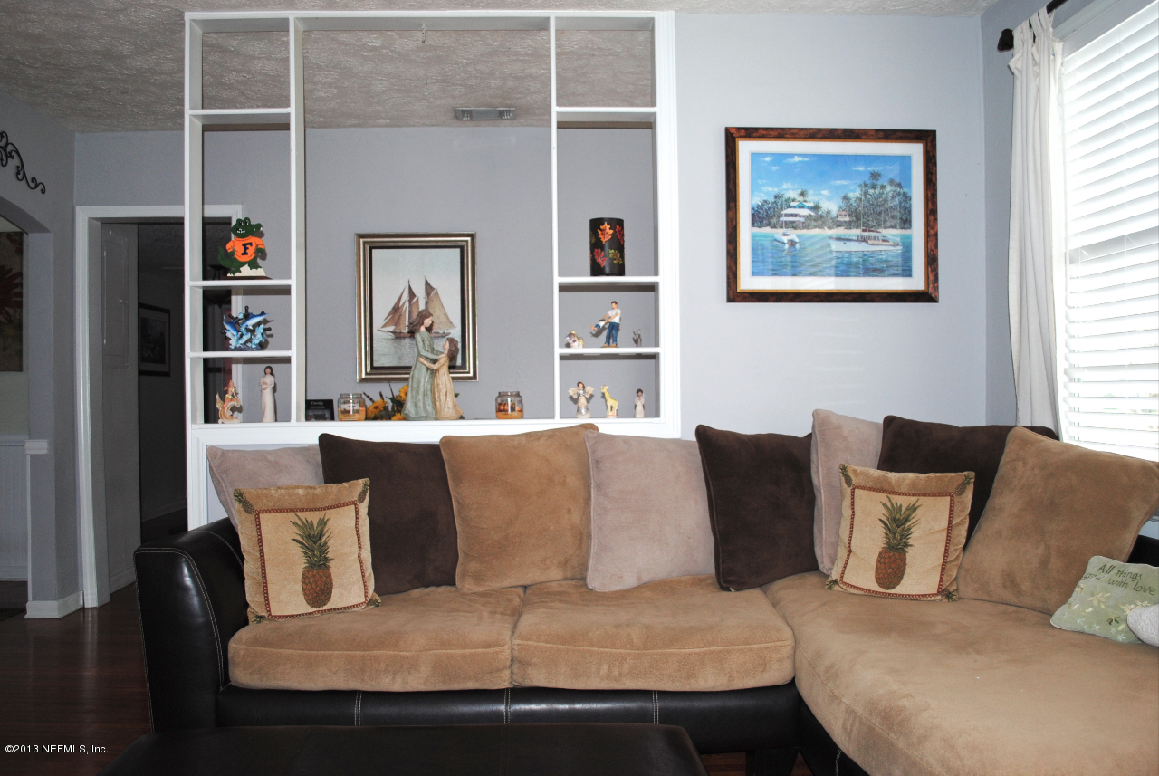 1717 Planters Road Jacksonville, FL 32207 - Photo 4 of 24 a living room with furniture and a window