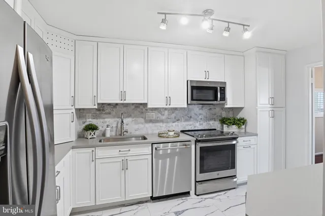 $349,000 | 205 Yoakum Parkway, Unit 1724, Alexandria, VA 22304