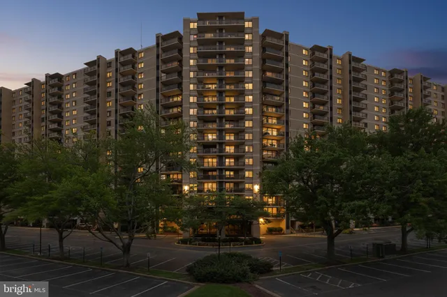 $349,000 | 205 Yoakum Parkway, Unit 1724, Alexandria, VA 22304