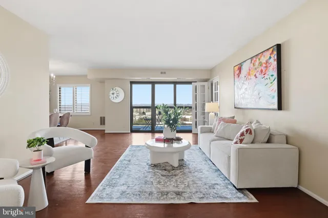 $349,000 | 205 Yoakum Parkway, Unit 1724, Alexandria, VA 22304