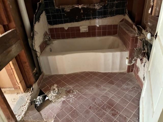 714 South Medora Street Terrell, TX 75160 - Photo 7 of 7 a bathroom with a bathtub