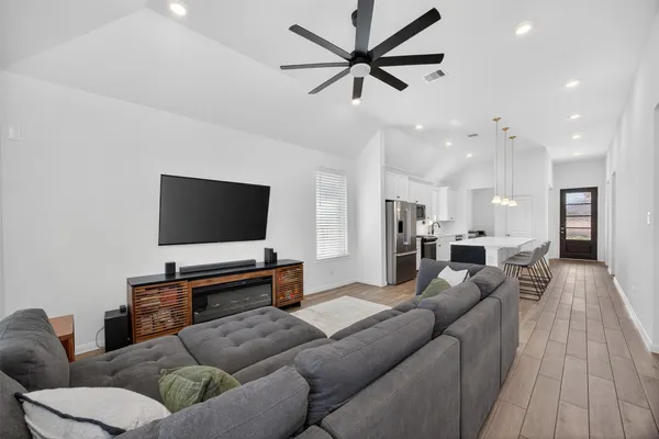 $2,400 | 18830 Shadowfax Trail, Tomball, TX 77377