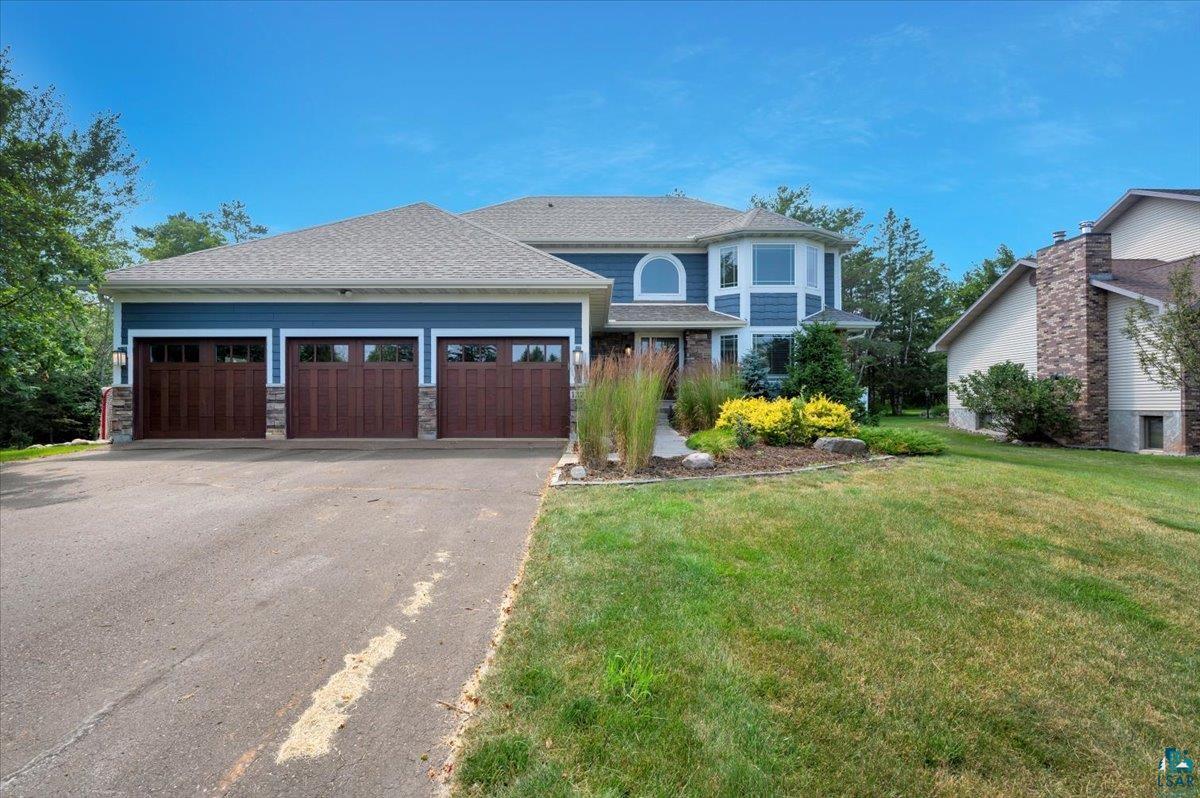 View of front of house featuring a carport and a front yard