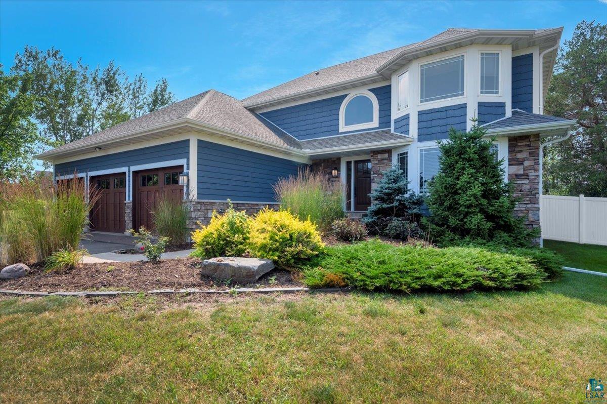 1323 South Ridge Road Duluth, MN 55804 - Photo 2 of 31 View of front of house with a front lawn