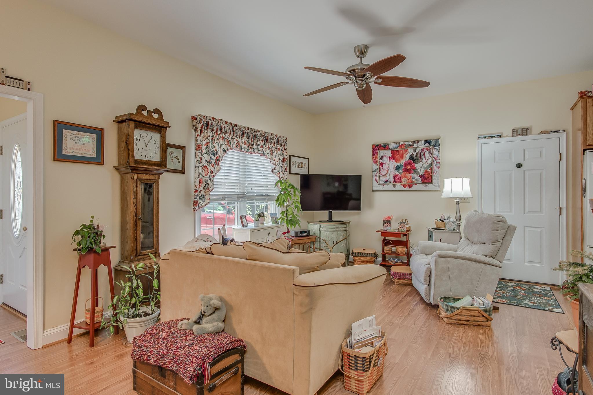 17646 Spielman Road Fairplay, MD 21733 - Photo 81 of 89 Guest house Living Room