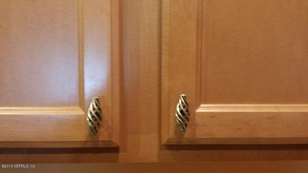 706 Crystal Way Orange Park, FL 32065 - Photo 7 of 31 a bathroom with a bathtub