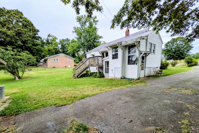 a view of a house with backyard and garden