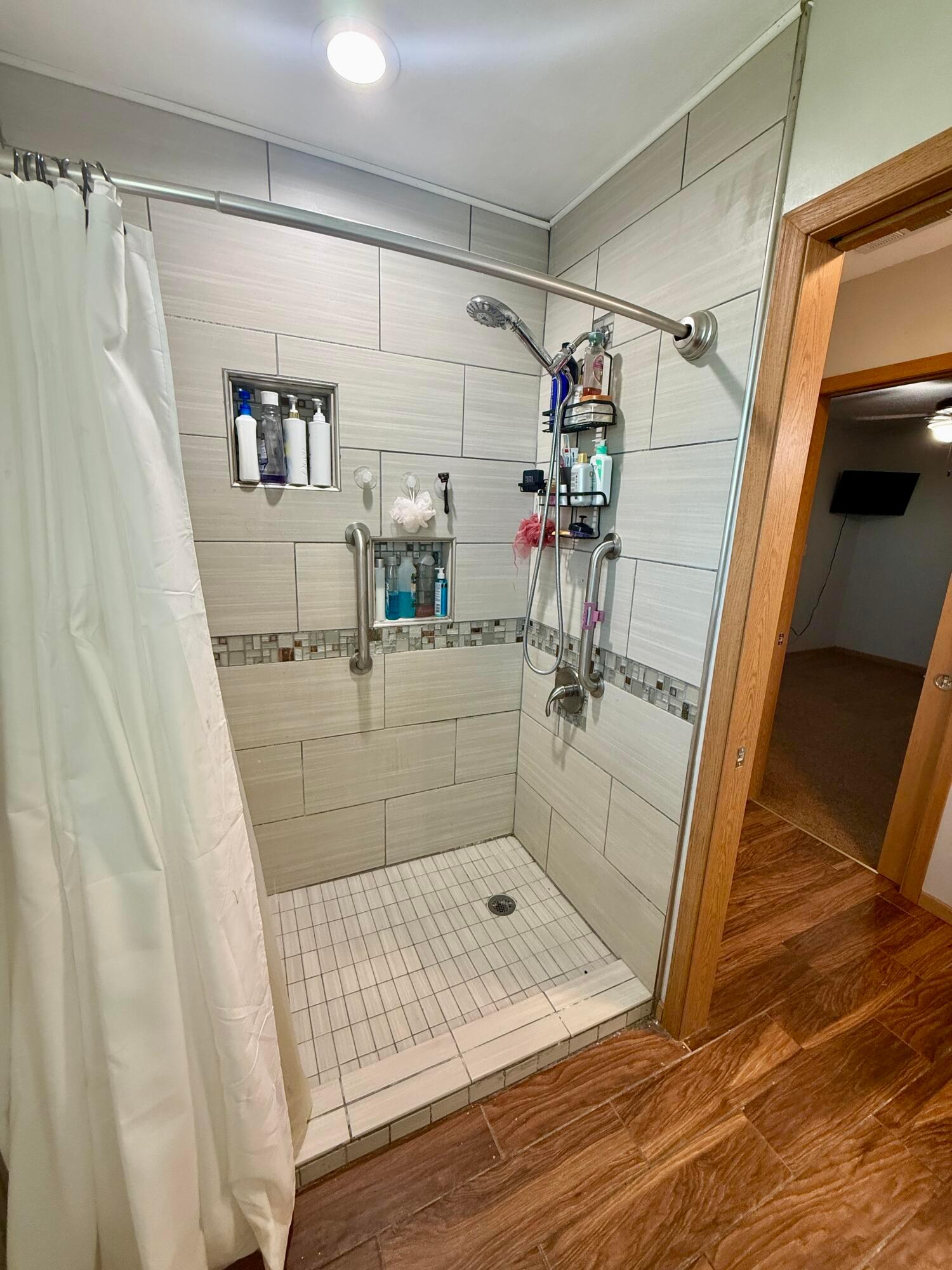 22362 Alkire Road Circleville, OH 43113 - Photo 52 of 62 Guest Shower