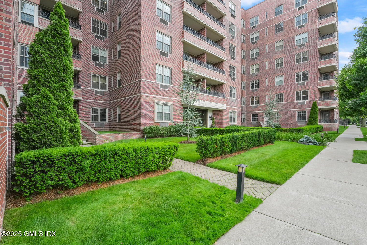 20 Church Street, Unit A34 Greenwich, CT 06830 - Photo 24 of 25 a view of a building with garden