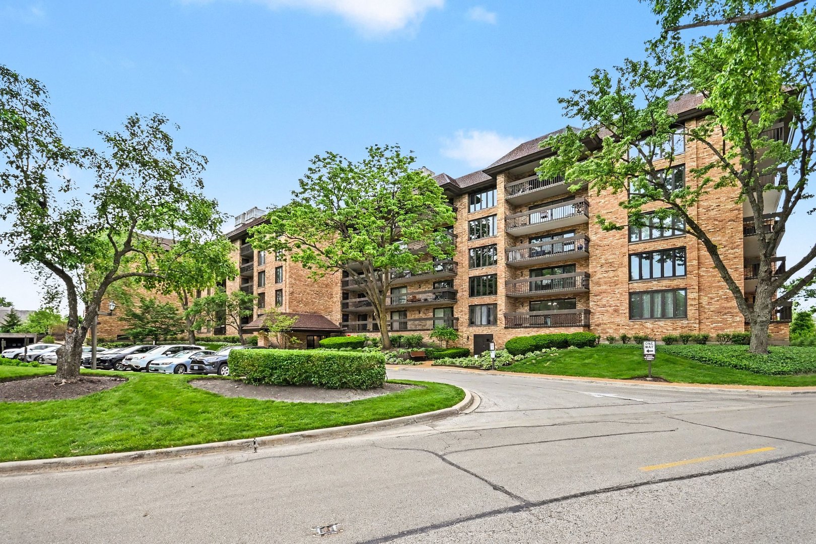 1671 Mission Hills Road, Unit 201 Northbrook, IL 60062 - Photo 1 of 28