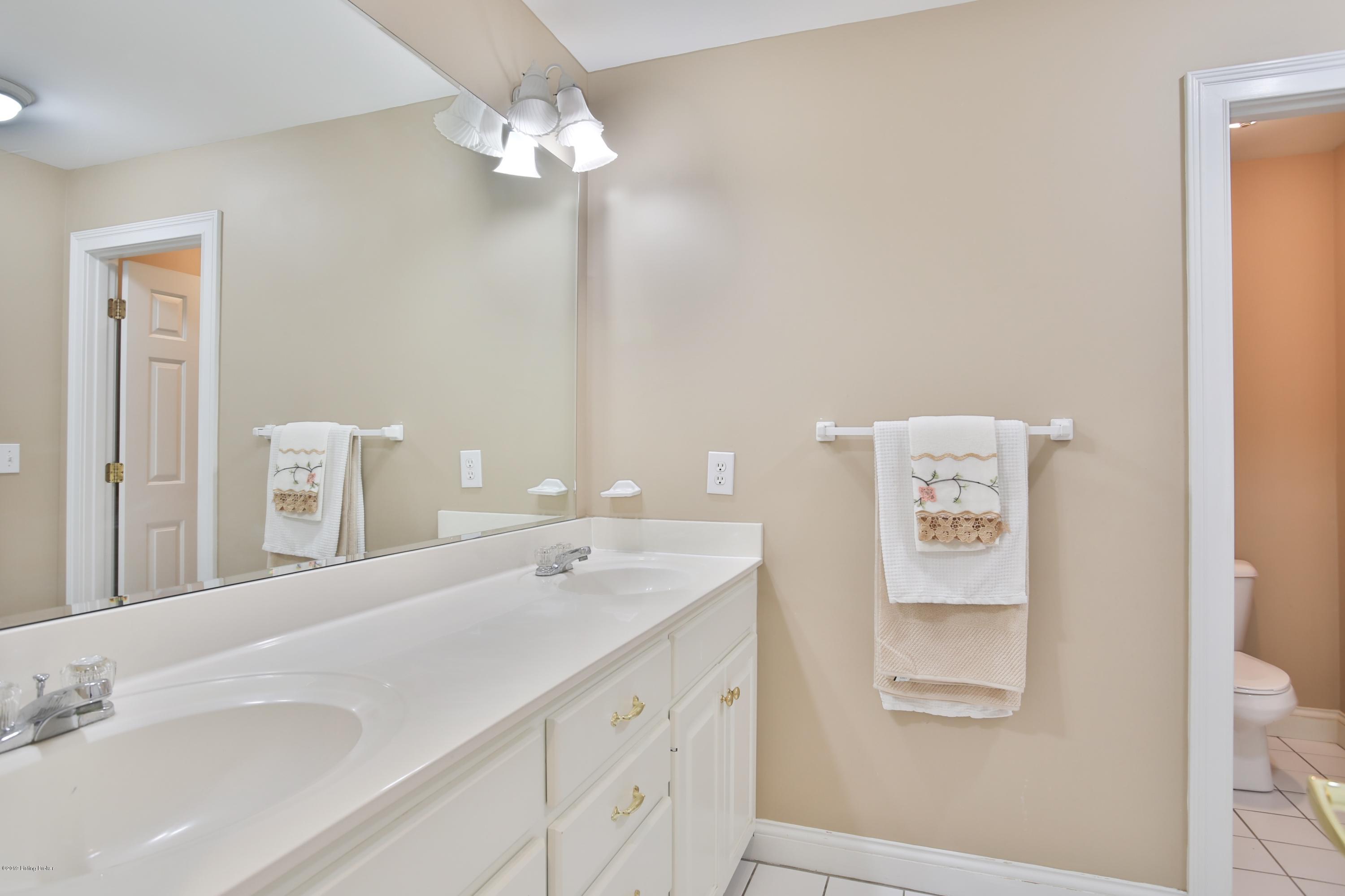 12605 Ridgemoor Drive Prospect, KY 40059 - Photo 19 of 30 Jack and Jill full bath