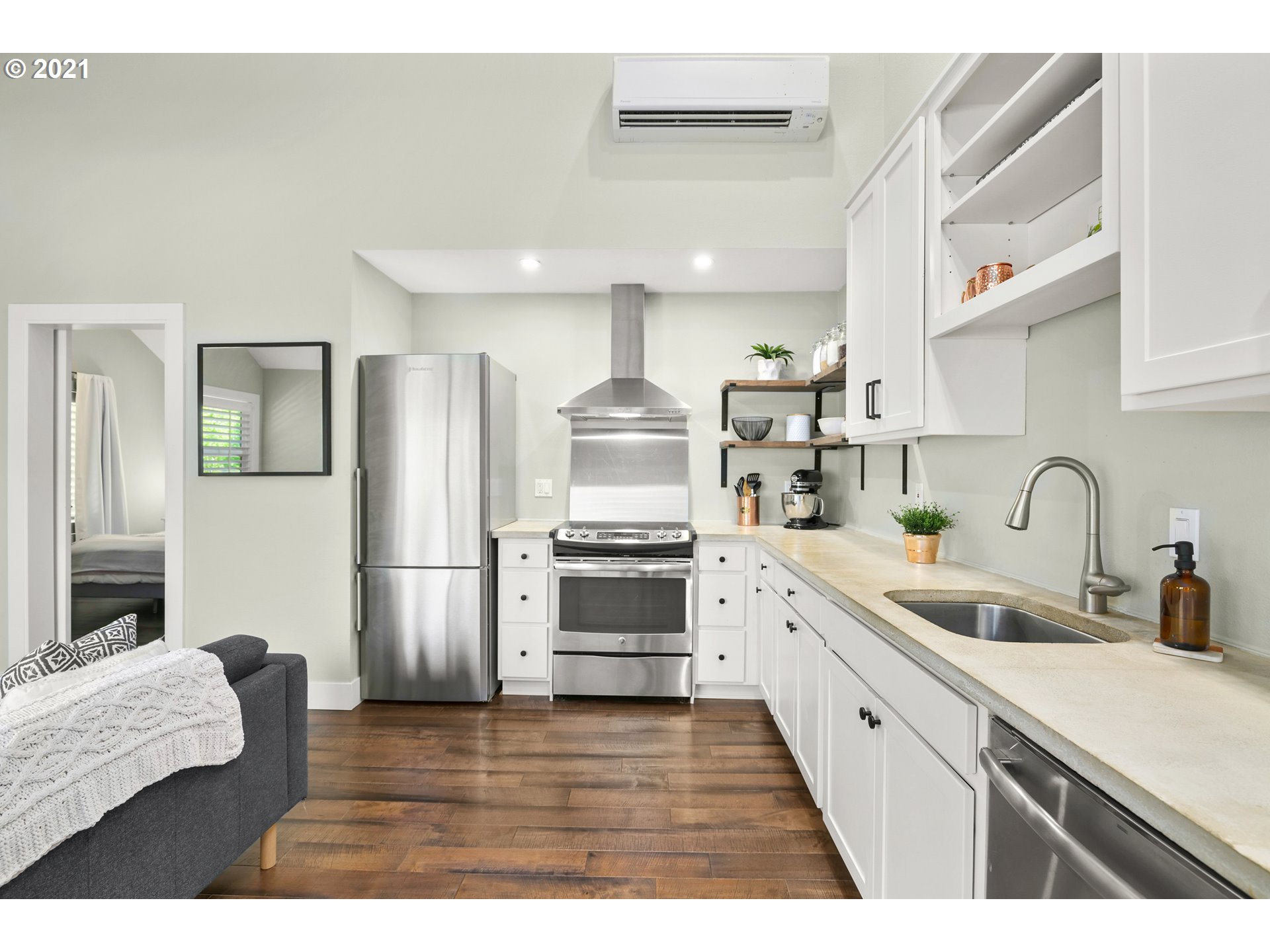 7728 Southwest Barnes Road, Unit D Portland, OR 97225 - Photo 10 of 16 Gallery Image 10