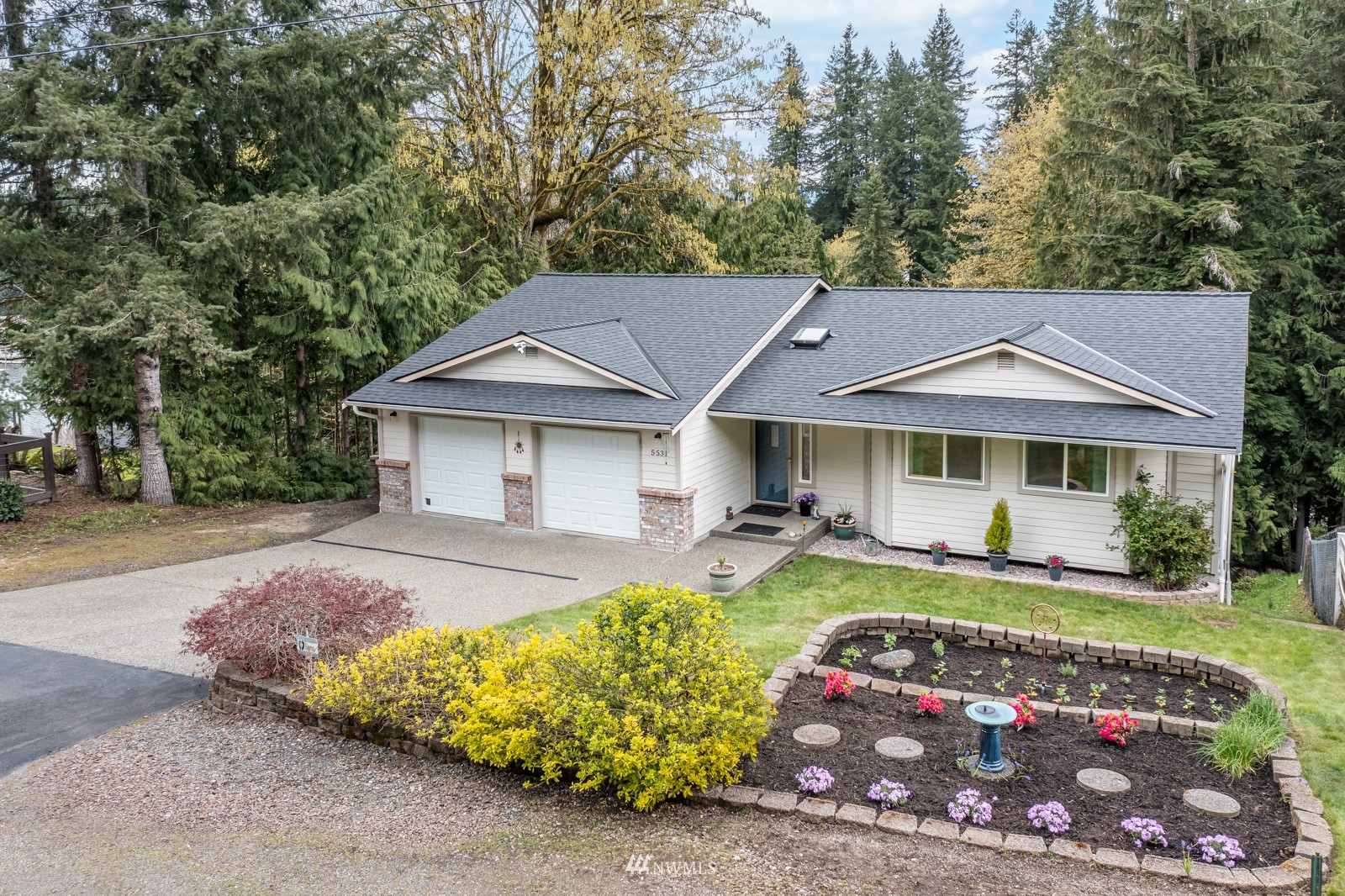 5531 East Wishon Road Snohomish, WA 98290 - Photo 33 of 36 a front view of a house with garden