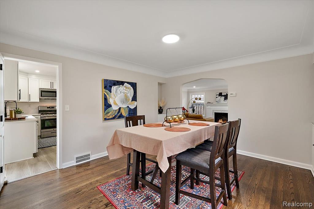 1108 Roslyn Road Grosse Pointe Woods, MI 48236 - Photo 10 of 31