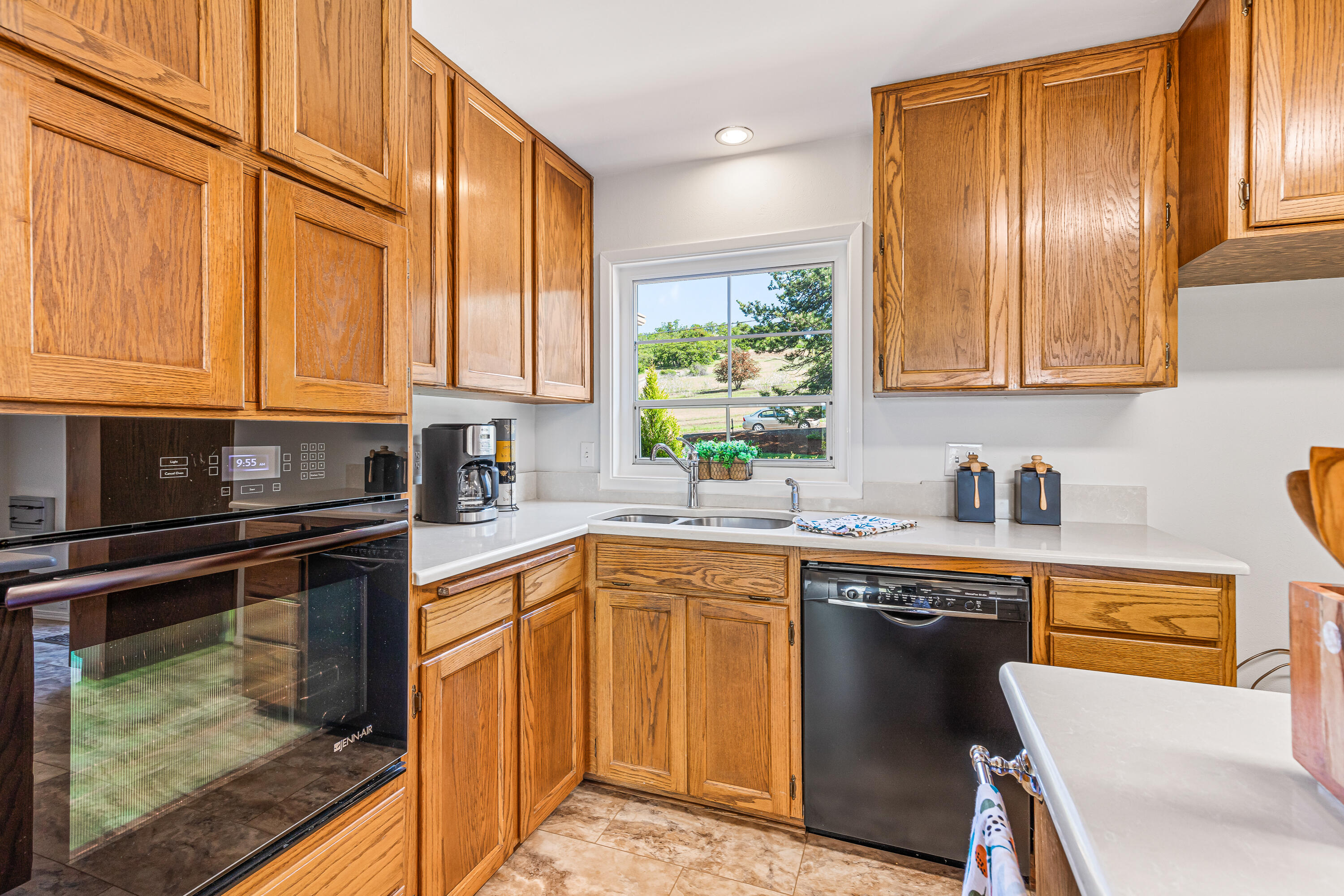 2038 Coker Butte Road Medford, OR 97504 - Photo 13 of 38 10