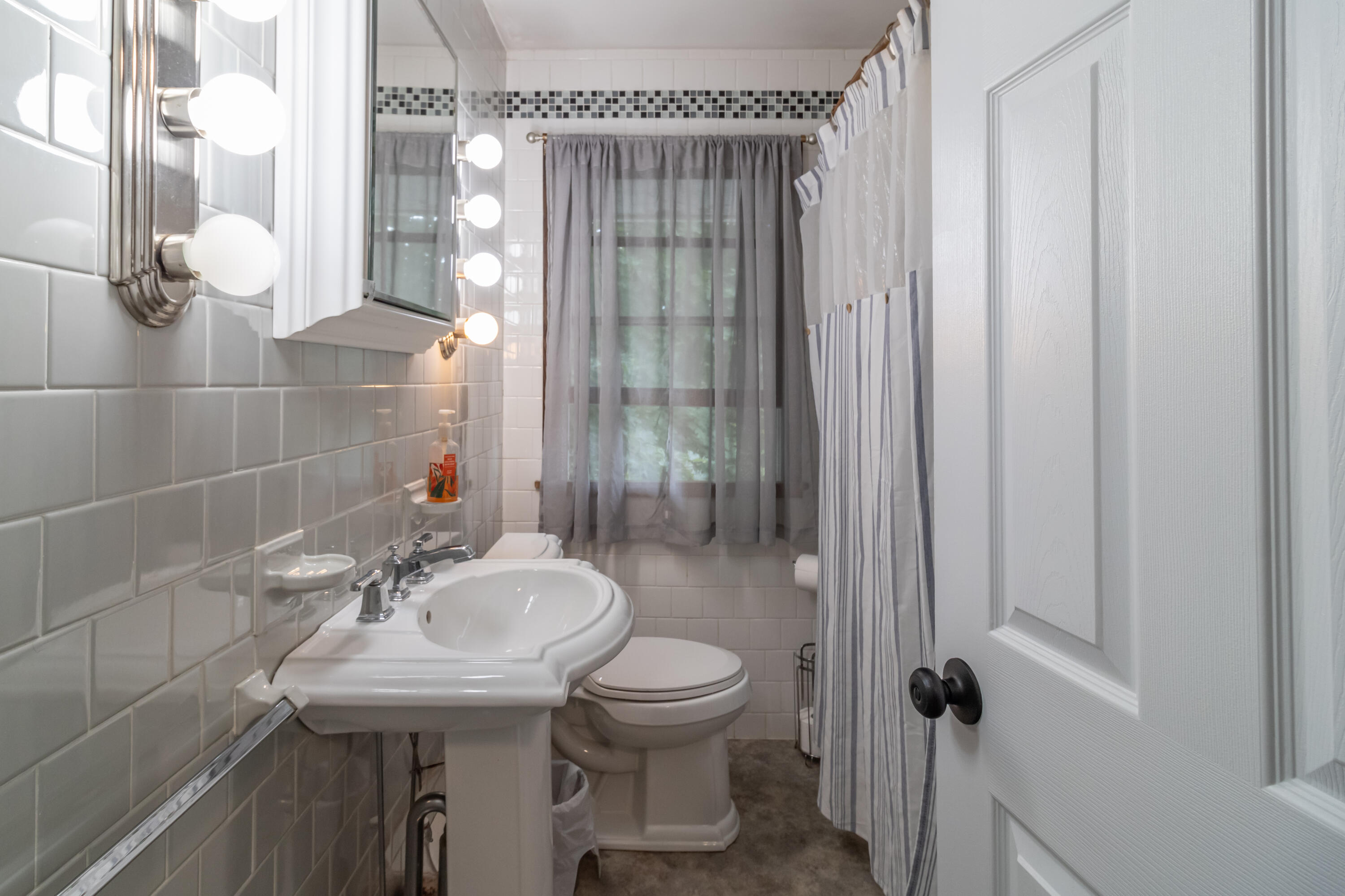 278 Sunset Road Deer Isle, ME 04627 - Photo 29 of 75 278 Sunset Road Interiors-24