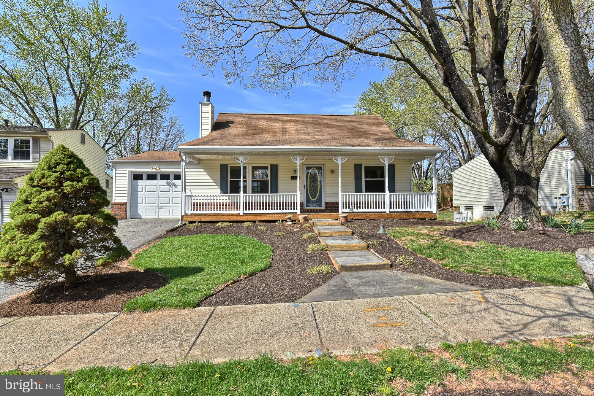 19052 Staleybridge Road Germantown, MD 20876 - Photo 4 of 49 Well maintained yard
