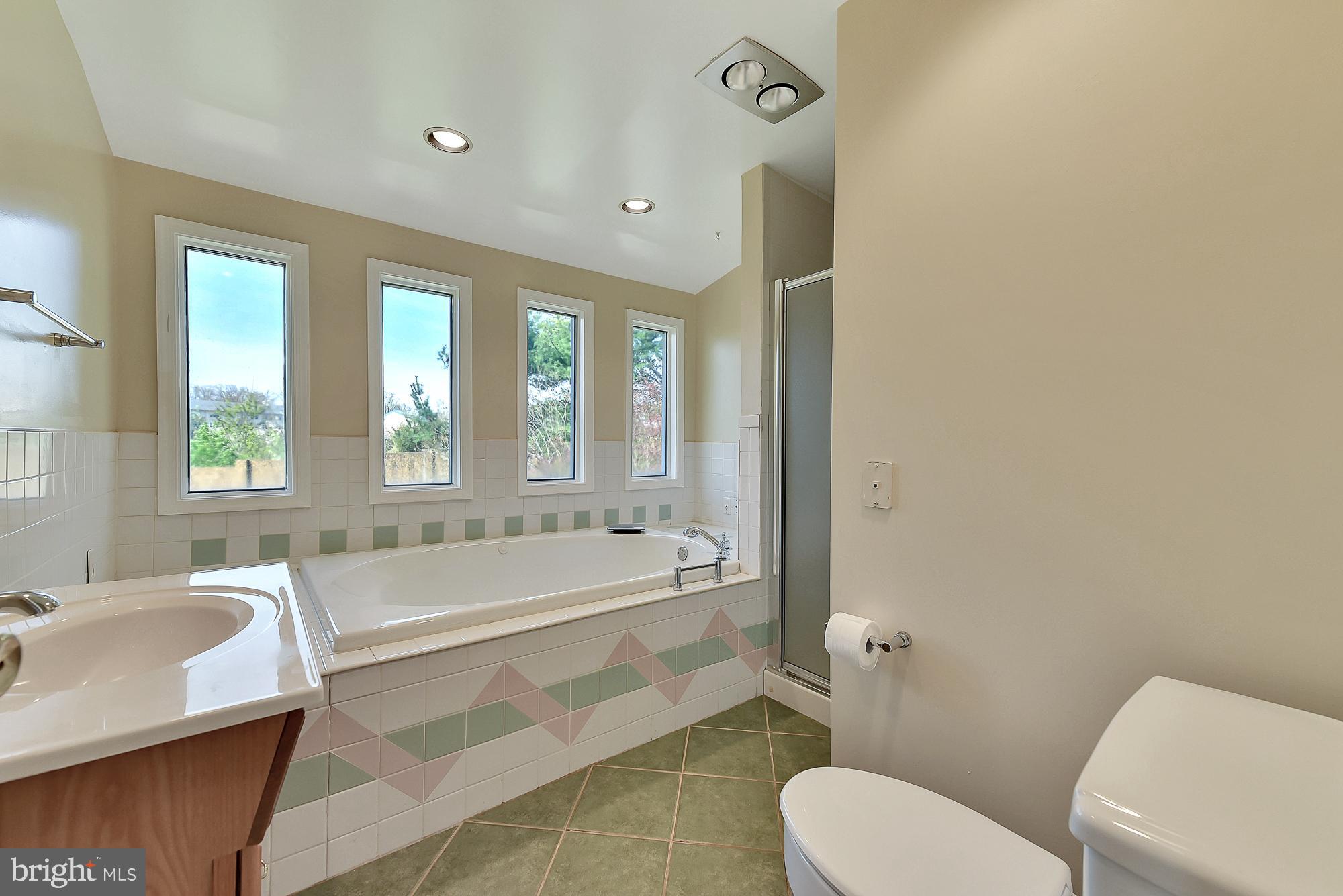 19052 Staleybridge Road Germantown, MD 20876 - Photo 34 of 49 Upper level full bath with soaking tub...