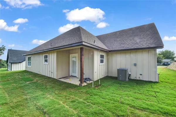 a view of a house with backyard