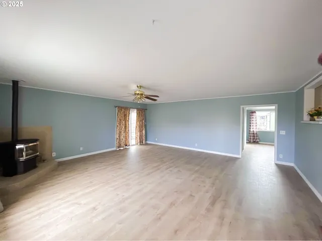 a view of empty room with windows and closet