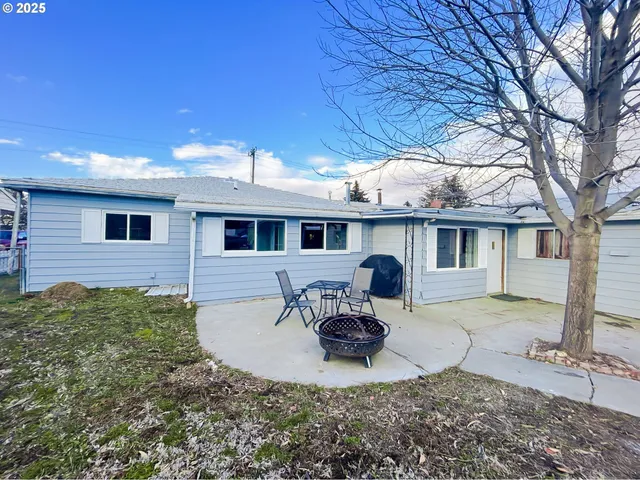 a view of a house with backyard