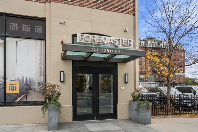 $899,000 | 121-127 Portland Street, Unit 202, Boston, MA 02114