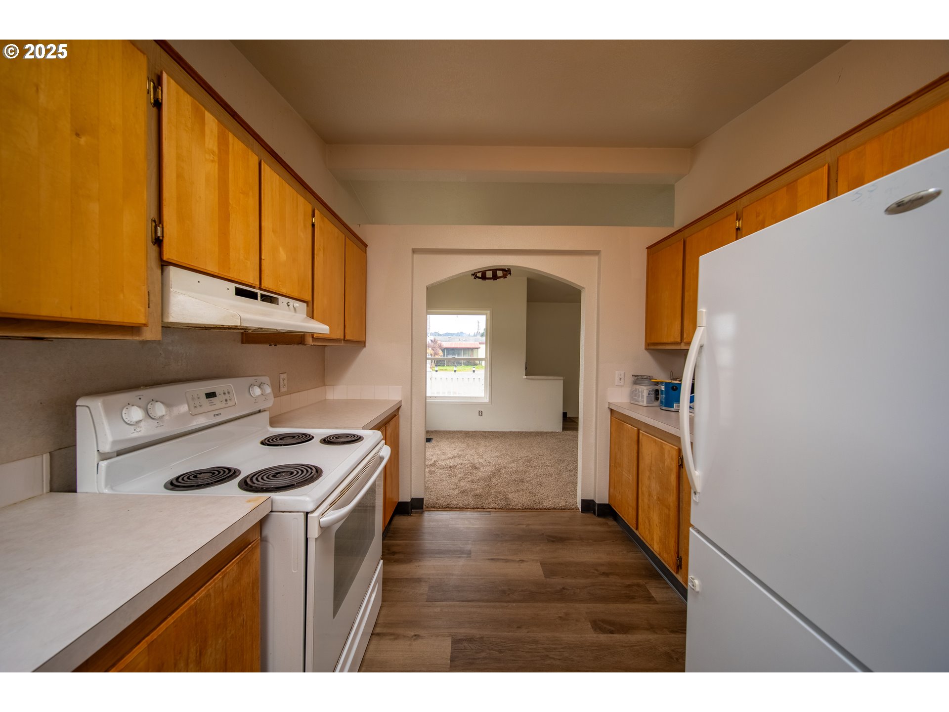 1413 Hawthorne Avenue Reedsport, OR 97467 - Photo 11 of 32 a kitchen that has a microwave a stove and a refrigerator